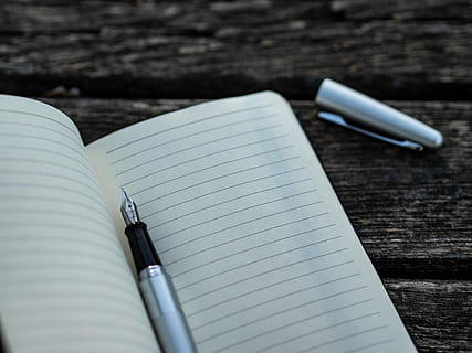 grigio, nero, penna stilografica, libro, foderato, taccuino, penna, Scrivi, Nota, tavolo, pensare, meditare, idea, struttura, legna, ispirazione, carta, pubblicazione, bloc notes, natura morta, legno - materiale, strumento di scrittura, avvicinamento, vista dall'alto, nessuno, in casa, Aperto, pagina, messa a fuoco selettiva, formazione scolastica, quaderno a spirale, Colore bianco, vuoto, pennino, 5K, CC0, dominio pubblico, privo di copyright