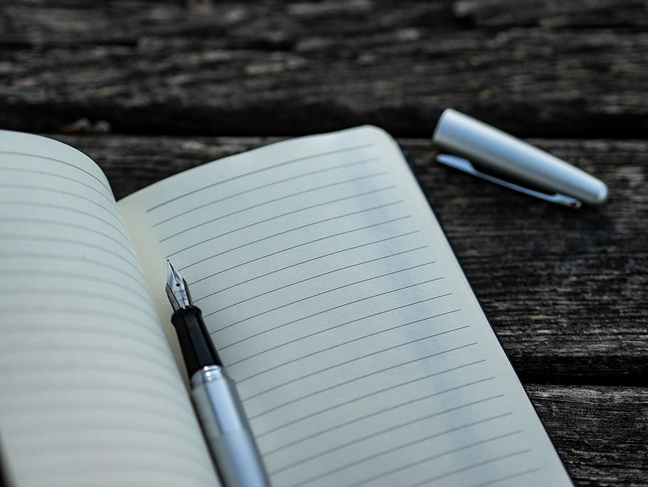 grigio, nero, penna stilografica, libro, foderato, taccuino, penna, Scrivi, Nota, tavolo, pensare, meditare, idea, struttura, legna, ispirazione, carta, pubblicazione, bloc notes, natura morta, legno - materiale, strumento di scrittura, avvicinamento, vista dall'alto, nessuno, in casa, Aperto, pagina, messa a fuoco selettiva, formazione scolastica, quaderno a spirale, Colore bianco, vuoto, pennino, 5K
