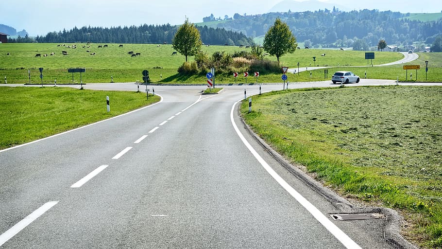 vej, omgivet, græs, junction, rundkørsel, Trafik, landskab, retning, Gade skilt, auto, ensom, plante, transportmidler, træ, vejen frem, grøn farve, motor køretøj, land køretøj, dag, bil, skilt, natur, symbol, transportform, vejmærkning, mærkning, ingen mennesker, jord, faldende perspektiv, udendørs, 4K