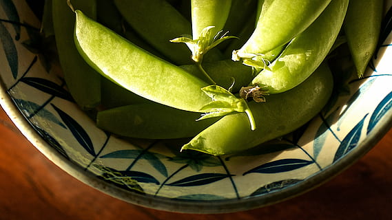 ærter, sollys, skygge, grøntsag, naturlig, pod, lys, frugt, mad og drikke, grøn farve, tæt på, sund kost, mad, ingen mennesker, velvære, blad, plante del, høj vinkel visning, indendørs, friskhed, plante, saftige plante, direkte over, natur, vækst, dag, moden, 4K, CC0, offentligt domæne, royaltyfrie