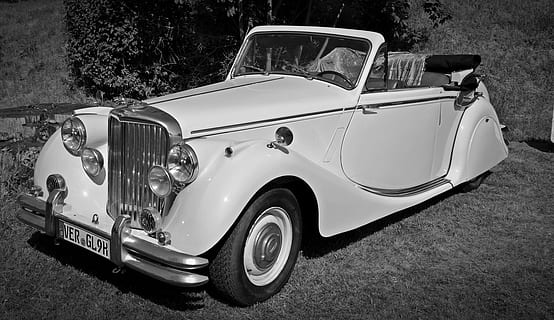 vecchi tempi, giaguaro, auto, vecchio, classico, pkw, vecchia macchina, rarità, mezzi di trasporto, modo di trasporto, veicolo terrestre, veicolo a motore, in stile retrò, stazionario, macchina vintage, giorno, faro, nessuno, architettura, città, strada, natura, metallo, all'aperto, struttura costruita, 5K, CC0, dominio pubblico, privo di copyright