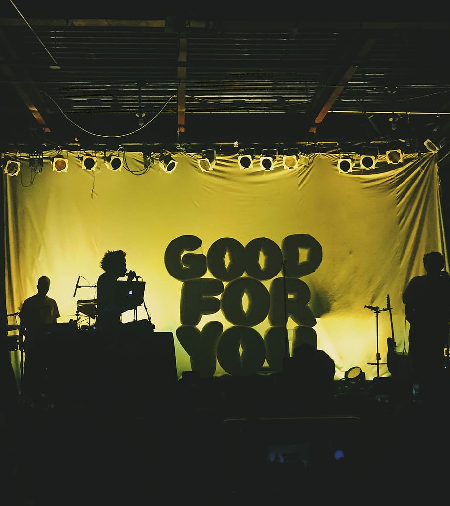 gut, Foto, Luftballons, Bühne, durchführen, Band, Performance, Silhouette, Beleuchtung, Zeichen, Gruppe von Leuten, echte Menschen, Lichtanlage, Vergnügen, Bühne - Aufführungsraum, drinnen, Kunst, Kultur und Unterhaltung, die Architektur, Veranstaltung, gebaute Struktur, Nacht-, Männer, Menge, Menschen, Gelb, Musik-, beleuchtet, Nachtleben, Konzert der populären Musik, Bühnenlicht, Musikfestival, Rockmusik, 2K