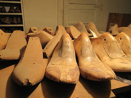 avvio, piede, le forme, scarpe, calzature, pelle, cowboy, occidentale, Vintage ▾, nessuno, in casa, preparativi, grande gruppo di oggetti, natura morta, di fila, luce del sole, giorno, arte e artigianato, in vendita, cibo e bevande, legno - materiale, Marrone, cibo, mestiere, memorizzare, Al dettaglio, laboratorio, fianco a fianco, struttura costruita, 4K, CC0, dominio pubblico, privo di copyright