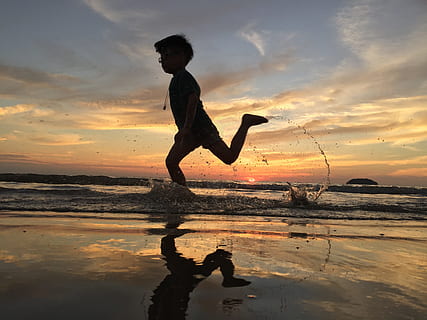 silhouette, boy, running, body, water, sunset, run, kids, sky, real people, leisure activity, lifestyles, beach, reflection, sea, full length, one person, cloud - sky, men, beauty in nature, side view, land, orange color, scenics - nature, outdoors, 2K, CC0, public domain, royalty free