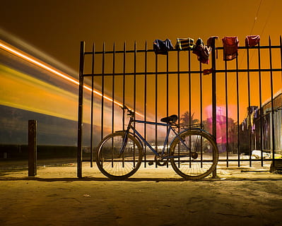 cicle, nit, sender lleuger, tren, sho, llum, viatjar, carretera, transport, velocitat, ciutat, tarda, urbà, ràpid, estació, moviment, ferrocarril, rail, públic, metro, viatge, arribada, sortida, passatger, plataforma, bicicleta, posta de sol, a l'aire lliure, manera de transport, vehicle terrestre, cel, naturalesa, cap gent, il·luminat, color taronja, vespre, arquitectura, estacionari, estructura construïda, aigua, terra, 2K, CC0, domini públic, lliure de regalies