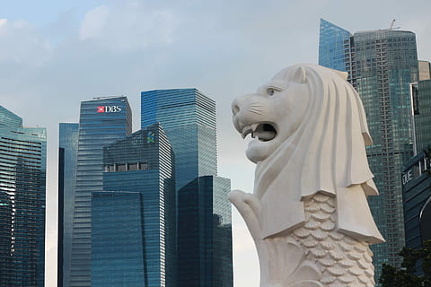 parc merlion de Singapur, Singapur, merlion park, gratacels, arquitectura, escena urbana, ciutat, exterior de l'edifici, estàtua, estructura construïda, lloc famós, arquitectura i edificis, escultura, edifici, art i artesania, representació, representació humana, exterior d’edifici d’oficines, cap gent, creativitat, alta - alta, semblança masculina, cel, vista d’angle baix, modern, dia, districte financer, 1080P, CC0, domini públic, lliure de regalies