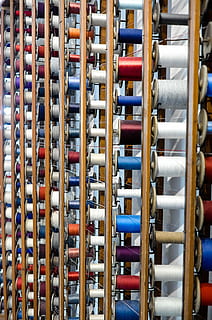 industrija, modelį, fonas, atsargų, siūti, apranga, gamyba, medvilnės, visą kadrą, nėra žmonių, išdėstymas, didelė objektų grupė, patalpose, lentyna, eilėje, įsakymas, pasirinkimas, natiurmortas, kartojimas, variacija, šalia, gausa, stovas, metalo, kelių spalvų, Iš arti, rinkimas, 4K, CC0, Viešasis domenas, nemokamai