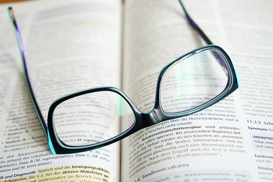 negre, emmarcat, ulleres, pàgina del llibre, gots, llegir, aprendre, llibre, text, ressaltador, bolígraf, intel · lectual, format, educació, formació, ulleres de lectura, literatura, pàgines, Font, pàgines de llibres, paper, llibre de referència, llançat, obert, informació, Cercar, saber, estudiar, publicació, natura morta, vidre - material, primer pla, transparent, a l'interior, cap gent, pàgina, vista, experiència, centrar-se en primer pla, comunicació, vista d’angle alt, accessori personal, 5K