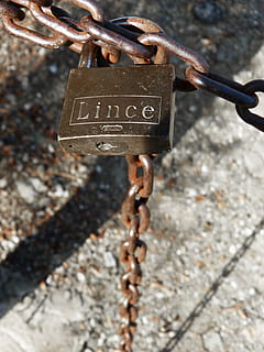 hengelås, string, symbol, lukket, metafor, tekst, kjede, dag, metall, ingen folk, nærbilde, fokusere på forgrunnen, låse, høy vinkel visning, utendørs, kommunikasjon, sollys, sikkerhet, henger, vestlig skript, by, forbindelse, gate, 4K, CC0, offentlig domene, opphavsrett gratis