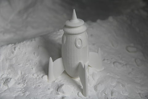 bianca, statuetta di razzi, sabbia, razzo, stampa, 3d, cibo, in casa, nessuno, avvicinamento, Colore bianco, carta, concentrarsi sulle conoscenze acquisite, natura morta, vista dall'alto, natura, giocattolo, candela, contenitore, terra, animale, cibo e bevande, carta igienica, messa a fuoco selettiva, eleganza, tavolo, 5K, CC0, dominio pubblico, privo di copyright