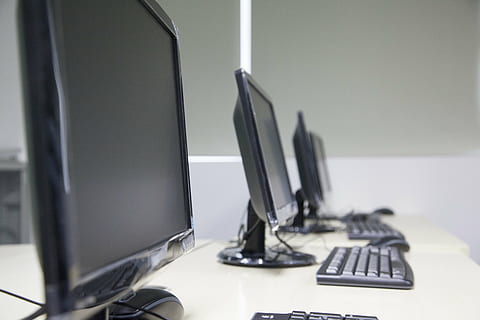 sélectif, photographie de mise au point, appartement, moniteurs d'écran, tourné, salle de cours, la salle des machines, ordinateur, classe d'informatique, clavier d'ordinateur, moniteur d'ordinateur, Bureau, ordinateur de bureau, affaires, La technologie, souris d'ordinateur, pc, à l'intérieur, équipement informatique, clavier, table, affaire d'entreprise, la communication, meubles, lien, Technologie sans fil, personne, l'Internet, Salle informatique, 5K, CC0, domaine public, libre de droits