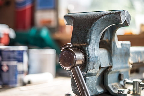 schwarz, Metall-Schraubstock, Amboss, Schmied, Hammer, Werkzeug, Werkstatt, Kunst, Arbeit, Metall, Ausrüstung, stehlen, Metallarbeiten, Schmiede, Eisen, Handarbeit, schwer, alt, Handwerkskunst, Industrie, Besetzung, schmieden, Hitze, Feuer, Handbuch, Stärke, reparieren, Tag, Automobilindustrie, Auto-Werkstatt, keine Leute, Fokus auf den Vordergrund, Nahansicht, Maschinen, drinnen, Fabrik, selektiver Fokus, Maschinenteil, Geschäft, Technologie, Herstellungsausrüstung, Metallindustrie, die Architektur, 5K, CC0, gemeinfrei, lizenzfrei