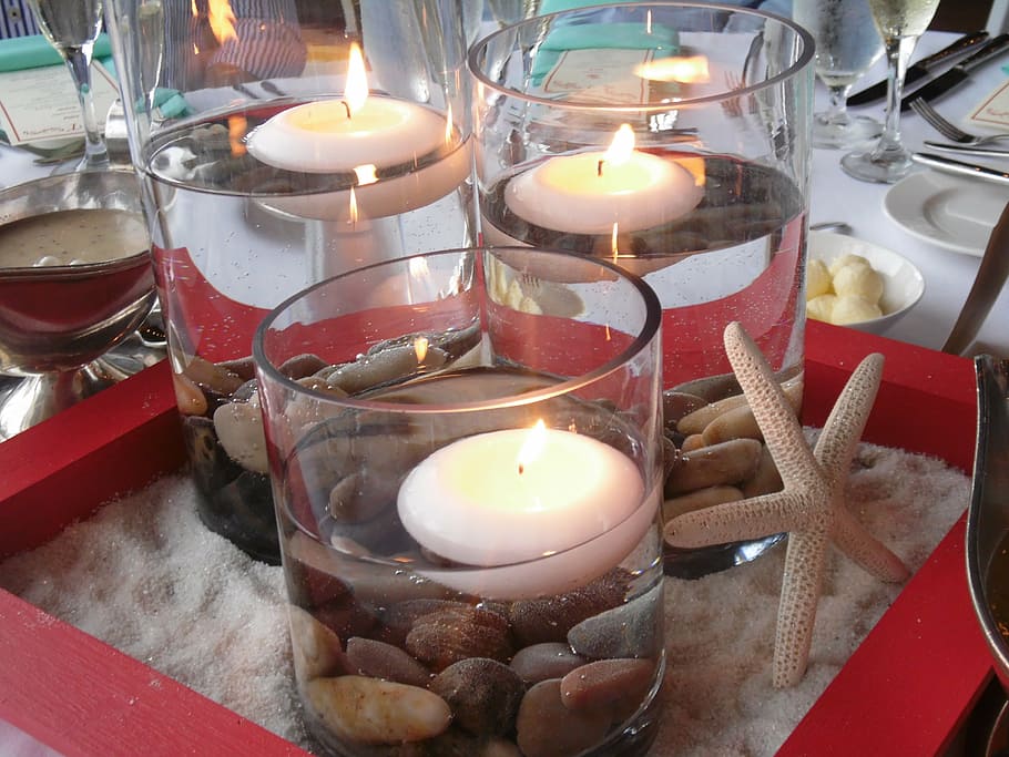 foto, encès, espelmes de gel, taula, espelmes, configuració de la taula, menjar, decoració, celebració, sopar, configuració, casament, festiu, festa, elegant, banquet, romàntic, arranjament, recepció, vidre, formal, forquilla, estovalles, esdeveniment, estrella de mar, casament a la platja, vela, foc, cremant, flama, foc - fenomen natural, il·luminat, calor - temperatura, a l'interior, brillant, religió, espiritualitat, vista d’angle alt, naturalesa, cap gent, equips d’il·luminació, llum del te, creença, primer pla, altar, fusió, 5K