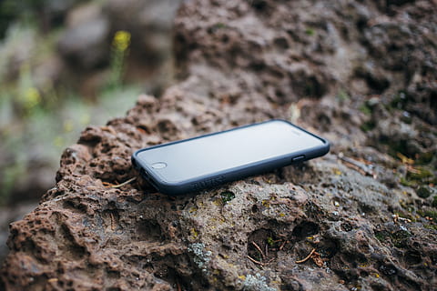 sort, iphone 7, sag, Brun, overflade, iphone, mobil, kamera, teknologi, klippe, natur, meddelelse, trådløs teknologi, forbindelse, mobiltelefon, smart telefon, bærbar informationsenhed, fokus på forgrunden, udendørs, ingen mennesker, dag, tæt på, selektiv fokusering, rock-objekt, skærm, solid, plante, smuds, 5K, CC0, offentligt domæne, royaltyfrie