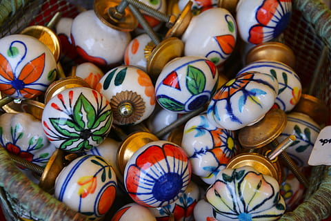 botons de porta, boles de colors, perilla, colorit, decoració, porta, tirador, gestionar, vintage, antiguitat, antic, seguretat, tradicional, estil, ornamentat, ornament, decoratiu, maneta, botó d'armari, mobles de portes, tiradors de calaixos, vell, multicolor, elecció, variació, gran grup d'objectes, art i artesania, primer pla, abundància, artesania, cap gent, natura morta, a l'interior, vista d’angle alt, patró, creativitat, col · lecció, marc complet, venda al detall, festa, disseny, motiu floral, 5K, CC0, domini públic, lliure de regalies