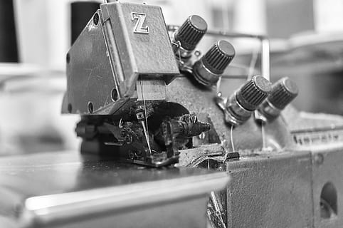 machine, feit, hand, workshop, hand-, werkplaats, het naaien, technologie, geen mensen, fabricage-apparatuur, binnenshuis, dag, detailopname, uitrusting, selectieve aandacht, metaal, verbinding, werktuig, stilleven, kunst cultuur en entertainment, industrie, bedrijf, kabel, focus op de voorgrond, machinerie, kunst en ambacht, creativiteit, 4K, CC0, publiek domein, royaltyvrij