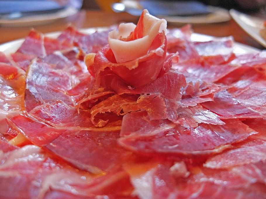 affettato, Bacon, servito, piatto, prosciutto, tapas, avvicinamento, freschezza, cibo, cibo e bevande, messa a fuoco selettiva, nessuno, in casa, carne, rosso, fiore, bellezza nella natura, natura morta, pianta fiorita, tavolo, benessere, indulgenza, Maiale, carne lavorata, pronto a mangiare, tentazione, 4K