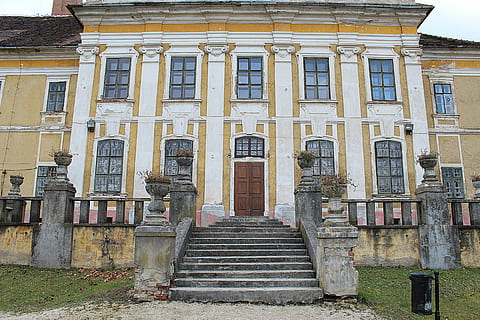 slot, gamle, hungary, ældre, gammel, ungarn, historisk, bygning udvendig, arkitektur, trin, facade, bygget struktur, udendørs, trappe, bygning, trapper og trapper, indgang, lav vinkel visning, vindue, dør, ingen mennesker, dag, historie, fortiden, boligområde, by, Kunst og håndværk, arkitektoniske kolonne, 5K, CC0, offentligt domæne, royaltyfrie
