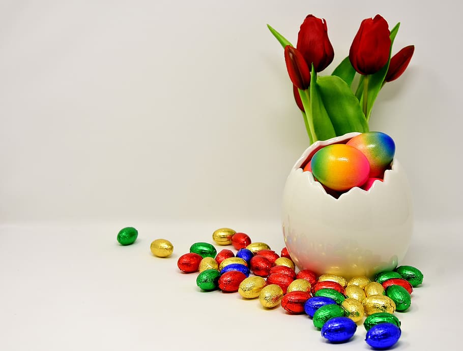 ous de colors assortits, al costat, blanc, gerro, Pasqua, ous de Pasqua, de colors, colorit, color, ous de xocolata, ou, ous de colors, xocolata, caramels, dolçor, marca, Feliç Pasqua, alegria de pasqua, niu de Pasqua, multicolor, a l'interior, tir de l'estudi, ou de Pasqua, cap gent, gran grup d'objectes, menjar, còpia espai, natura morta, primer pla, festa, fons blanc, frescor, vidre - material, variació, taula, 5K