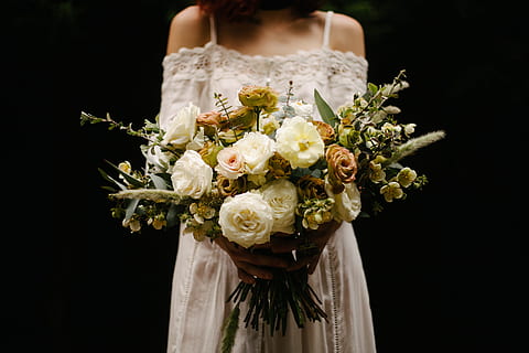 foto, donna, detenzione, mazzo, bianca, fiori petalo, fiore, fascio, nozze, persone, ragazza, toga, composizione floreale, pianta fiorita, una persona, celebrazione, Sezione centrale, pianta, adulto, evento, sfondo nero, sposini, vista frontale, Colore bianco, natura, sposa, donne, vestito da sposa, moda, testa di fiore, 5K, CC0, dominio pubblico, privo di copyright