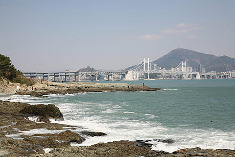 mar, gwangalli, onades, aigua, cel, arquitectura, estructura construïda, naturalesa, cap gent, dia, pont, terra, bellesa a la natura, connexió, exterior de l'edifici, transport, pont - estructura feta per l'home, escenics - natura, muntanya, moviment, destinacions de viatge, a l'aire lliure, aigua que flueix, 4K, CC0, domini públic, lliure de regalies