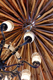 Lofts lys, belysning, lamper, loft, lys, dekoration, arkitektur, by, fokus, luminary, inde, gadelampe, rustik, detalje, restaurant, hænge, gået i stykker, træ - materiale, drikke, ingen mennesker, indendørs, tæt på, dag, lav vinkel visning, belysningsudstyr, lysekrone, hængende, bygget struktur, mønster, metal, design, kreativitet, belyst, udsmykkede, stor gruppe af objekter, Kunst og håndværk, sølvfarvet, direkte under, 2K, CC0, offentligt domæne, royaltyfrie
