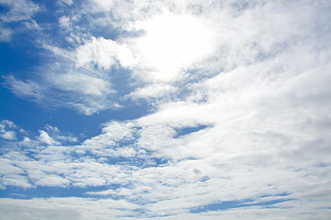 pilviä, pilvinen taivas, valkoinen, sininen, valkoiset pilvet, pilvi - taivas, taivas, cloudscape, kauneus luonnossa, valkoinen väri, luonto, maisemat - luonto, tyyneys, taustat, ei ihmisiä, ilmapiiri, rauhallinen kohtaus, ympäristö, matala kulma, päivä, idyllinen, dramaattinen taivas, ulkona, tuuli, meteorologia, ilmasto, kirkas, puhdas, 5K, CC0, public domain, rojaltivapaa