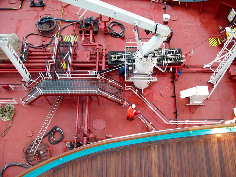 vaixell, eines, coberta, mar, Enviament, marí, nàutica, equipament, transport, marina, oceà, indústria, fàbrica, maquinària, fabricació, vermell, metall, arquitectura, cap gent, connexió, tecnologia, manera de transport, estructura construïda, tub de tub, dia, escala, vista d’angle alt, transport per ferrocarril, canonada, exterior de l'edifici, equipament industrial, 2K