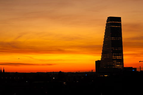 Sonnenuntergang, Stadt, Basel, Wolken, Himmel, abendstimmung, Sonne, Nachglühen, Turm, Abendhimmel, untergehende Sonne, rot, Horizont, Dämmerung, Stimmung, golden, Orange, Wolkenkratzer, orange Farbe, Dramatischer Himmel, die Architektur, gebaute Struktur, Gebäudehülle, Gebäude, große Höhe, wolke - himmel, Bürogebäude außen, keine Leute, Natur, Reiseziele, Schönheit in der Natur, Silhouette, Stadtbild, modern, romantischer Himmel, Finanzviertel, 4K, CC0, gemeinfrei, lizenzfrei