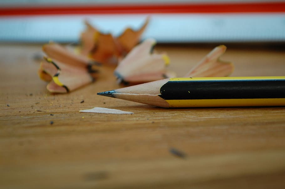 Bleistift, die Architektur, Design, selektiver Fokus, drinnen, Tabelle, Holz - Material, keine Leute, Schreibgerät, Kunst und Handwerk, Buntstift, Nahansicht, Stillleben, Bildung, Kreativität, Bleistift-Späne, Bleistiftspitzer, Gruppe von Objekten, Scharf, Kunst, Fokus auf den Vordergrund, mittlere Gruppe von Objekten, Aggression, 2K