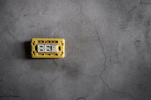 fatning, cement, crack, murbygningsfunktion, elektricitet, teknologi, brændstof og elproduktion, forbindelse, ingen mennesker, Strømforsyning, kontrollere, tæt på, kabel, indendørs, lyskontakt, industri, elektrisk udstyr, kontakt, bygget struktur, beskadiget, arkitektur, beton, grå, udløb, 5K, CC0, offentligt domæne, royaltyfrie