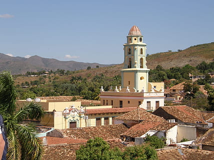 Torre del Rellotge, arquitectura, construcció, rellotge, torre, arquitectura, edifici, referència, ciutat, viatjar, vell, país, famós, cuba, trinitat, poble, muntanyes, cobertes, casa, estructura construïda, exterior de l'edifici, arbre, muntanya, cel, naturalesa, lloc de culte, religió, planta, dia, creença, cel clar, aigua, cap gent, barri residencial, a l'aire lliure, paisatge urbà, 2K, CC0, domini públic, lliure de regalies