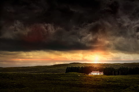 Weiß, grau, Haus, Grün, Feld, dunkle Wolken, dramatisch, Dämmerung, Landschaft, Licht, draußen, malerisch, Sturm, Sonne, Sonnenuntergang, Bäume, Vegetation, Wetter, wolke - himmel, Himmel, Szenen - Natur, Umgebung, Dramatischer Himmel, Natur, Sturmwolke, Schönheit in der Natur, keine Leute, bedeckt, Gras, Land, Ruhe, Wolkengebilde, Pflanze, ruhige Szene, dunkel, bedrohlich, 5K, CC0, gemeinfrei, lizenzfrei