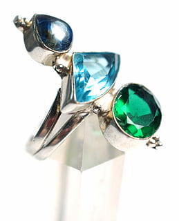 Lapis, Quarz, Ring, Stein, Edelsteine, Edelstein, Kristall, Punkt, Schmuck, Juwel, Mode, Blau, Grün, facettiert, weißer Hintergrund, glänzend, ausgeschnitten, Studioaufnahme, Nahansicht, drinnen, keine Leute, Stillleben, Metall, Reflexion, einzelnes Objekt, silberfarben, High Angle View, grüne Farbe, Gruppe von Objekten, selektiver Fokus, gestalten, Glas - Material, türkisfarben, 2K, CC0, gemeinfrei, lizenzfrei