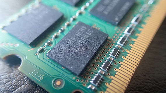 RAM, module de ram, Mémoire, ordinateur, module, pc, circuit, composant, Matériel, électronique, carte, circuit imprimé, puce informatique, Industrie électronique, équipement, équipement informatique, fermer, La technologie, partie informatique, carte mère, à l'intérieur, personne, industrie, lien, mise au point sélective, outil de travail, métal, complexité, la communication, vue grand angle, composant électrique, CPU, couleur argentée, 4K, CC0, domaine public, libre de droits