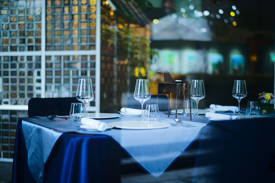 superficiale, fotografia a fuoco, bicchieri di vino, blu, tovaglia, coperto, chiaro, tavolo, bicchiere, piatto, finestra, riflessione, bokeh, verde, ambientazione, attrezzature domestiche, bicchiere di vino, vetro - materiale, ristorante, attività commerciale, tovagliolo, nessuno, cibo e bevande, vuoto, tavolo da pranzo, assenza, utensile da cucina, forchetta, preparativi, vasellame, preparazione, all'aperto, ordine, coltello da tavola, 5K