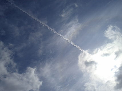 วิศวกรรมภูมิศาสตร์, เมฆ, ท้องฟ้า, สีน้ำเงิน, ทาง, ขาว, CONTRAIL, เมฆ - ท้องฟ้า, มุมมองที่ต่ำ, เส้นทางไอ, ไม่มีคน, วัน, ความงามในธรรมชาติ, ธรรมชาติ, Scenics - ธรรมชาติ, กลางแจ้ง, ฉากที่เงียบสงบ, สวรรค์, ยานพาหนะทางอากาศ, ความเงียบสงบ, สีขาว, ภูมิหลัง, งดงาม, การขนส่ง, การเคลื่อนไหว, ด้านล่างโดยตรง, ตัวเล็ก, 2K, CC0, โดเมนสาธารณะ, ค่าลิขสิทธิ์ฟรี