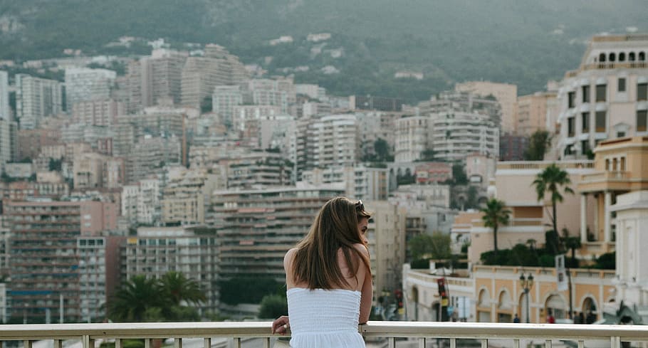 donna, indossare, bianca, superiore, in piedi, balcone, cima bianca, donne, all'aperto, città, etnia caucasica, persone, una persona, adulto, scena urbana, Europa, femmine, paesaggio urbano, turista, architettura, esterno dell'edificio, struttura costruita, persone reali, retrovisore, capelli, capelli lunghi, costruzione, acconciatura, attività di svago, capelli castani, giovane adulto, vita di città, dalla vita in su, edificio per uffici esterno, grattacielo, guardando a vista, 5K