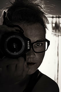 persoon, camera, zelfportret, portret, hoofdschot, een persoon, kijkend naar de camera, echte mensen, vooraanzicht, detailopname, levensstijlen, technologie, binnenshuis, fotografie thema's, menselijk lichaamsdeel, jonge volwassene, vrijetijdsbesteding, medio volwassene, camera - fotografische apparatuur, volwassen, menselijk gezicht, digitale camera, 4K, CC0, publiek domein, royaltyvrij