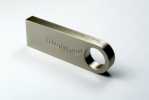 memòria, micro sd, PC, portàtil, emmagatzematge, transport, fons blanc, cap gent, primer pla, comunicació, tecnologia, sol objecte, tir de l'estudi, text, equipament, tallar, ordinador, guió occidental, a l'interior, metall, dades, part de l’ordinador, Color blanc, equips informàtics, seguretat, tridimensional, tecnologia sense fils, color plata, equipament elèctric, 2K, CC0, domini públic, lliure de regalies