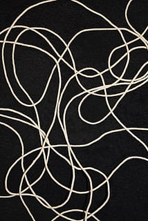 virkne, tangled, netīrs, tangled string, balta virkne, savienojumu, fona, komunikāciju, nav cilvēku, tuvplāns, mākslas kultūra un izklaide, telpās, sarežģītību, modeli, melna krāsa, radošumu, variācijas, tehnoloģijas, Klusā daba, māksla un amatniecība, grīdas segums, studija, balta krāsa, dizains, pilna kadra, līkne, ģeometriskā forma, savstarpēji saistīti, 2K, CC0, publiskais domēns, bez atlīdzības