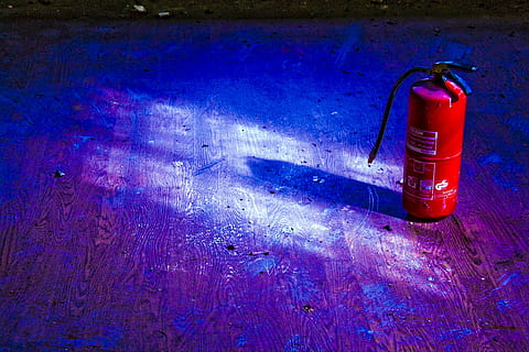 rot, schwarz, Fußboden, Feuerlöscher, Platz, Schatten, Blau, keine Leute, Nahansicht, beleuchtet, drinnen, Sprühdose, Notfallausrüstung, Sicherheit, Schutz, Wandbau - Funktion, Stillleben, Tag, einzelnes Objekt, draußen, Metall, Feuerhydrant, Unfälle und Katastrophen, lila, Container, unordentlich, 4K, CC0, gemeinfrei, lizenzfrei