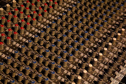 javelina, negre, blanc, àudio, mesclador, comandaments, commutadors, controls, equipament, tecnologia, en fila, marc complet, gran grup d'objectes, fons, ordre, abundància, cap gent, repetició, costat a costat, a l'interior, seient, arquitectura, arranjament, cultura i entreteniment artístic, vista d’angle alt, cadira, patró, edifici, primer pla, art i artesania, 5K, CC0, domini públic, lliure de regalies