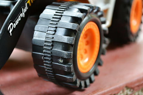 legetøj, plast, dozer, rendegraver, tæt på, hjul, konstruktion, gul, sri lanka, Ceylon, Mawanella, dæk, land køretøj, bil, teknologi, orange farve, udstyr, maskineri, industri, sort farve, ingen mennesker, enkelt objekt, transportmidler, selektiv fokusering, metal, indendørs, fotografering temaer, arbejdsværktøj, nøjagtighed, kunstkultur og underholdning, ekstrem nærbillede, transportform, meddelelse, 2K, CC0, offentligt domæne, royaltyfrie