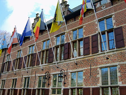 fasáda, vlajky, starý, ekeren, hrad, budova, architektura, Antverpy, Okna, zeď, kámen, exteriér budovy, stavba, nízký úhel pohledu, okno, nebe, vícebarevné, nikdo, den, vlajka, město, rezidenční čtvrti, venku, Příroda, závěsný, patriotismus, v řadě, sklo - materiál, mrak - nebe, byt, 2K, CC0, veřejná doména, bez autorských práv