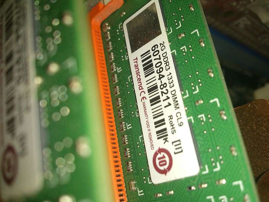 zelená deska s obvody, počítač, Hardware, RAM, ddr3, serveru, číslo, detail, zelená barva, nikdo, selektivní zaměření, sdělení, uvnitř, text, západní skript, stálý život, technologie, nástroj měření, přesnost, obvodová deska, vysoký úhel pohledu, vzor, zaměřit se na popředí, pravítko, den, 1080P