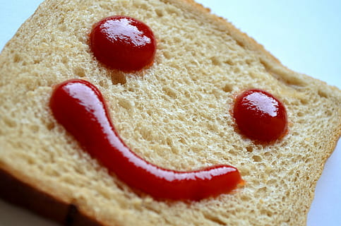 vetebröd, hammy emoji ketchup dekor, bröd, ketchup, röd, ansikte, smiley, leende, uttryckssymbol, se, stänga, mat och dryck, mat, söt mat, närbild, bärfrukt, frukt, ljuv, efterrätt, inomhus, friskhet, inget folk, äta nyttigt, flathet, sylt, fokusera på förgrunden, jordgubbe, hallon, frestelse, kaka, 4K, CC0, offentligt domän, royaltyfria