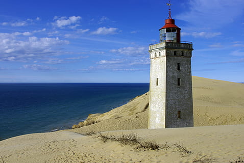 rubjerg, duna, lanterna, farol, knude, rubjerg knude, mar, céu, terra, areia, de praia, agua, torre, estrutura construída, arquitetura, horizonte, exterior do edifício, horizonte sobre a água, destinos de viagem, construção, natureza, nuvem - céu, orientação, tranquilidade, enterrado, ninguém, ao ar livre, corroído, 2K, CC0, domínio público, royalty free