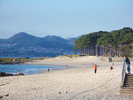 uomo, in piedi, le scale, spiaggia, oceano, sabbia, alberi, sabbioso, montagne, costa, sole, isola, rilassare, orizzonte, vacanza, viaggio, Spagna, ricorrere, tranquillo, turismo, mare, esotico, rilassante, calma, Paradiso, rilassamento, riva, persone accessorie, grande gruppo di persone, montagna, a piedi, terra, acqua, cielo, natura, bellezza nella natura, scenics - natura, albero, giorno, persone reali, gruppo di persone, attività di svago, scena non urbana, la tranquillità, all'aperto, 2K, CC0, dominio pubblico, privo di copyright
