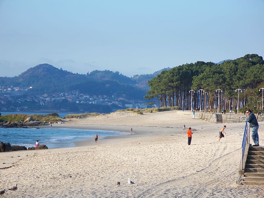 uomo, in piedi, le scale, spiaggia, oceano, sabbia, alberi, sabbioso, montagne, costa, sole, isola, rilassare, orizzonte, vacanza, viaggio, Spagna, ricorrere, tranquillo, turismo, mare, esotico, rilassante, calma, Paradiso, rilassamento, riva, persone accessorie, grande gruppo di persone, montagna, a piedi, terra, acqua, cielo, natura, bellezza nella natura, scenics - natura, albero, giorno, persone reali, gruppo di persone, attività di svago, scena non urbana, la tranquillità, all'aperto, 2K